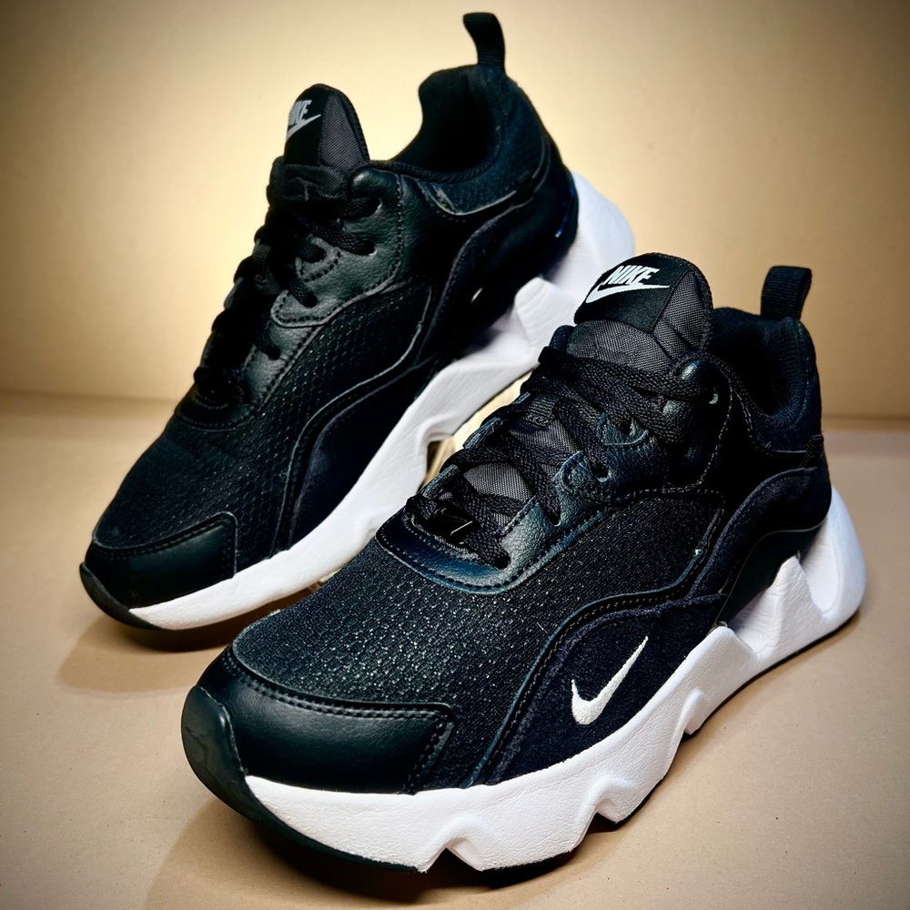 Nike RYZ 365 II Sneakers Women 8.5 Black White Casual Lifestyle Shoes